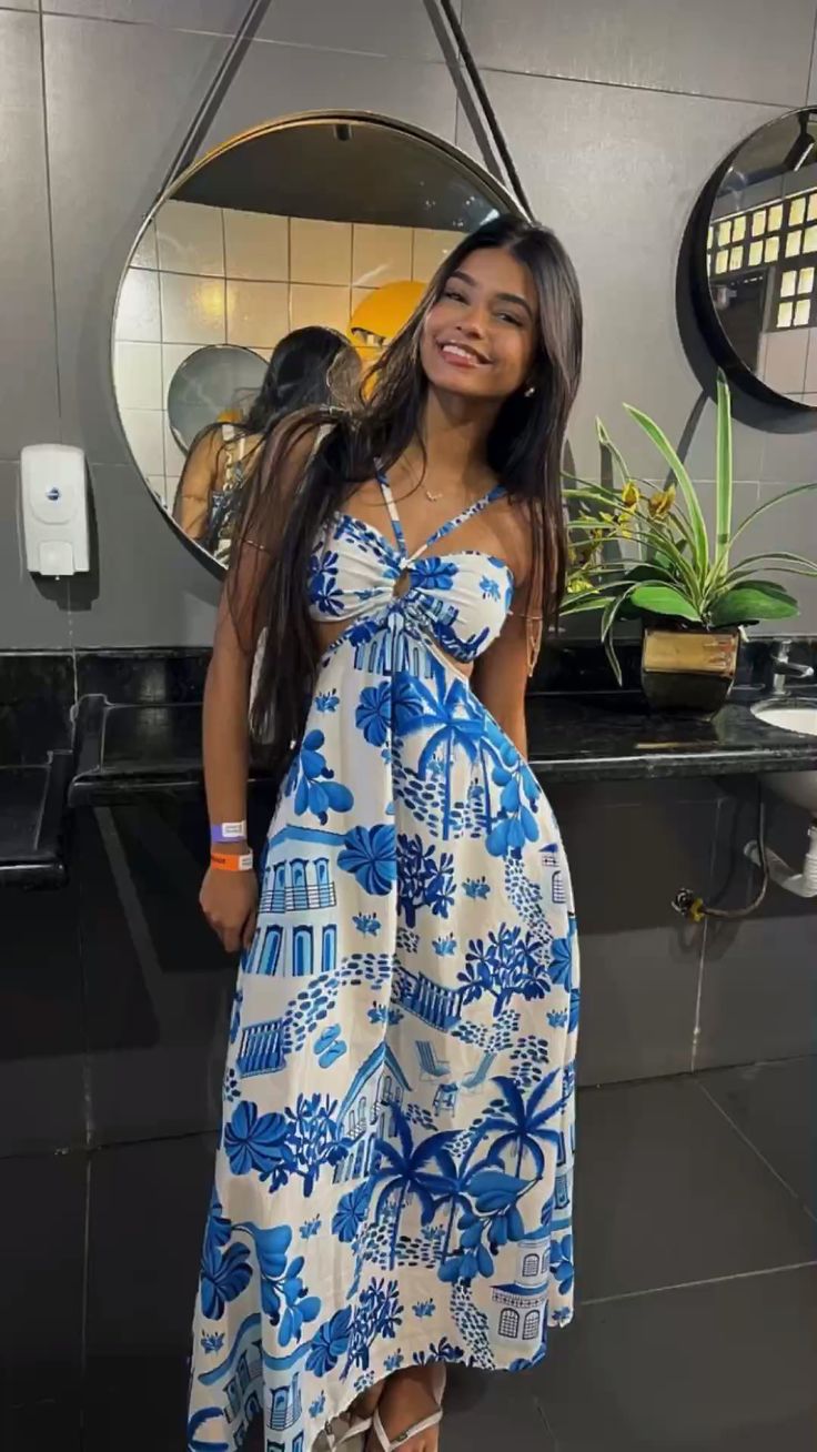 Vestido de Festa Evasê Azul Royal com Gola Halter - Comprimento Midi